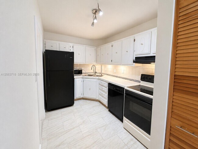 Building Photo - 3101 Oakland Shores Dr