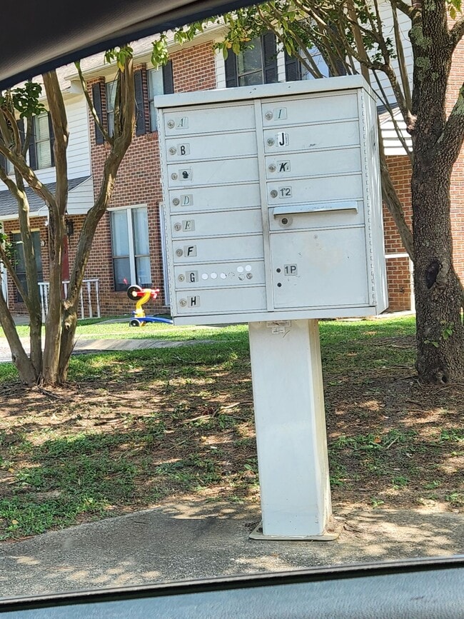 Building Photo - Modern 2-Bedroom Townhouse Near Anderson U...