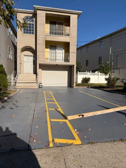 Front - 523 Lidgerwood Ave