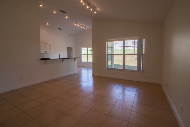 Building Photo - 661 Berwick Dr