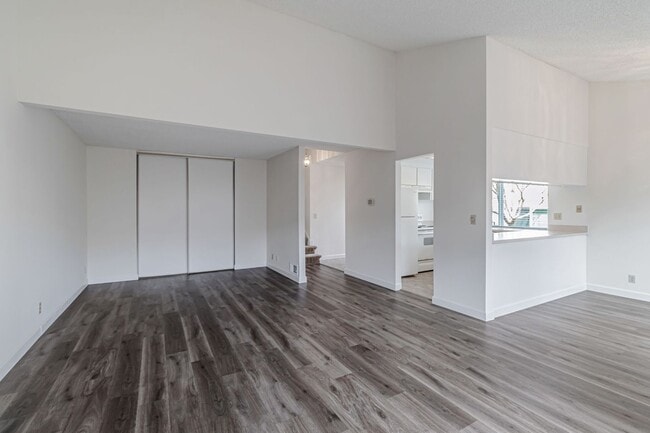 Building Photo - 2 bedroom, 2 bath townhome in the Northpoint HOA!