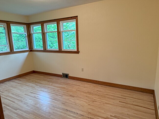 Building Photo - 403 E Mitchell Ave
