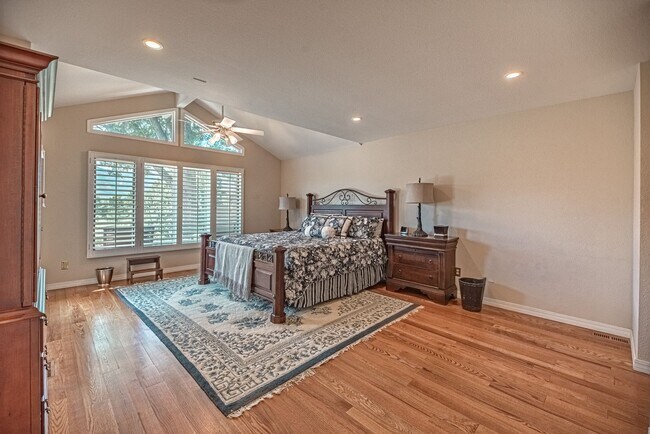 Building Photo - Luxury Living at Camels RIdge