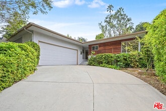 Building Photo - 9512 Duxbury Ln