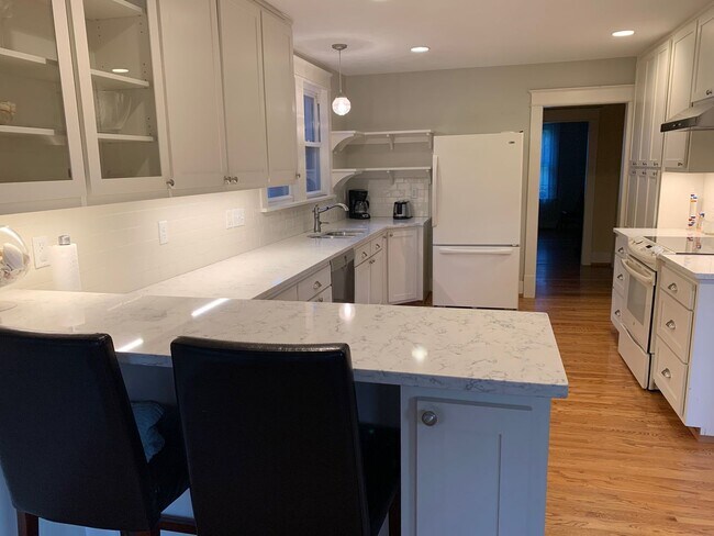 Building Photo - Charming Home in Belmont-Hillsboro Neighborhood, minutes to Vandy and Belmont, Fenced Yard