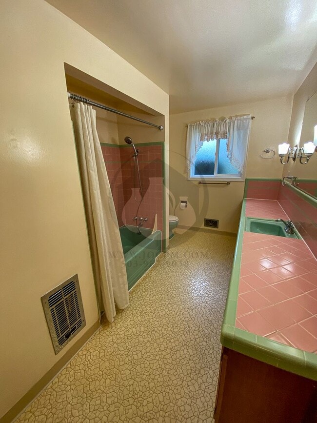 Building Photo - Adorable Single Level Home