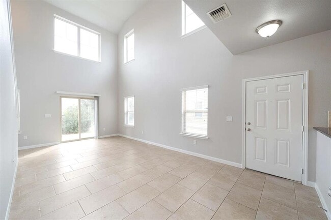 Building Photo - 1620 Bryant Dr