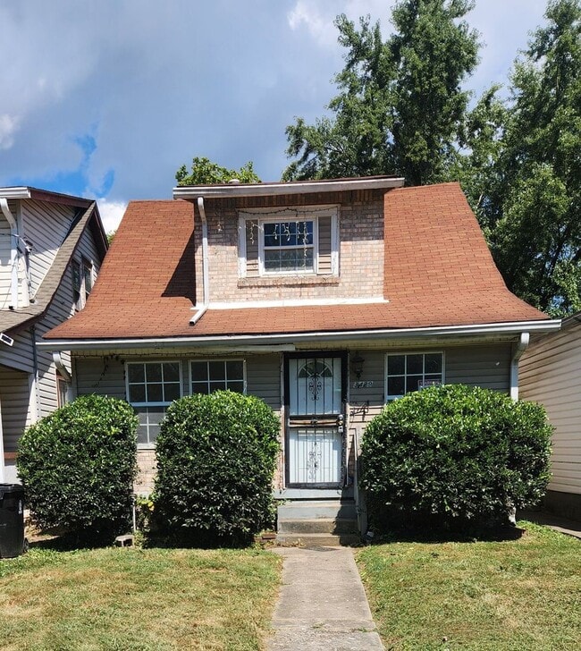 Building Photo - ? Renovated 4-Bedroom Home with Modern Upg...