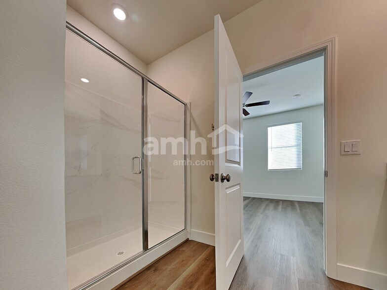 Building Photo - 525 Speckled Orchid Pl