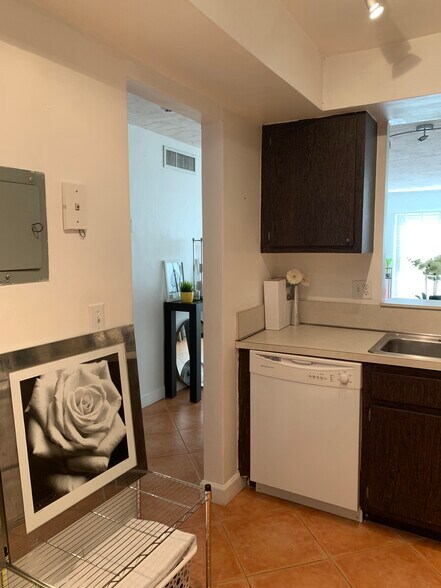 Building Photo - 411 Anastasia Ave