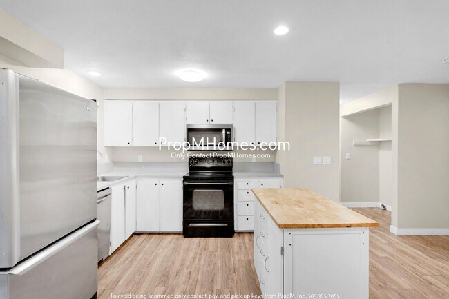 Building Photo - Updated Three Bedroom Duplex in the Heart of Oregon City!