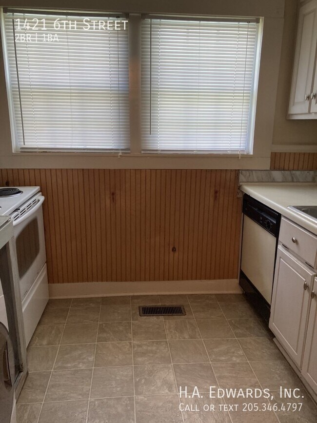 Building Photo - 1421 6th St