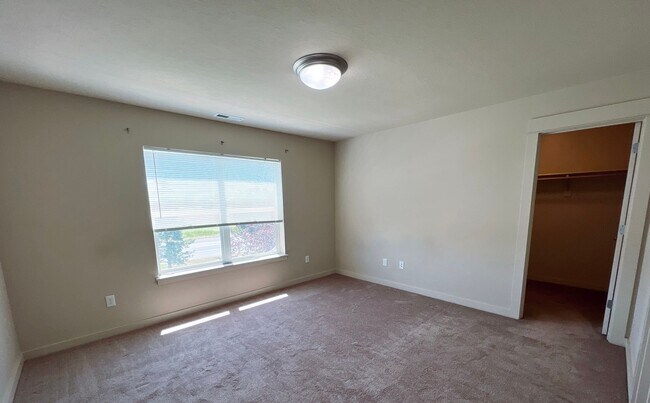 Building Photo - Mid-Term Unfurnished, 3 Bed 2.5 Bath Condo