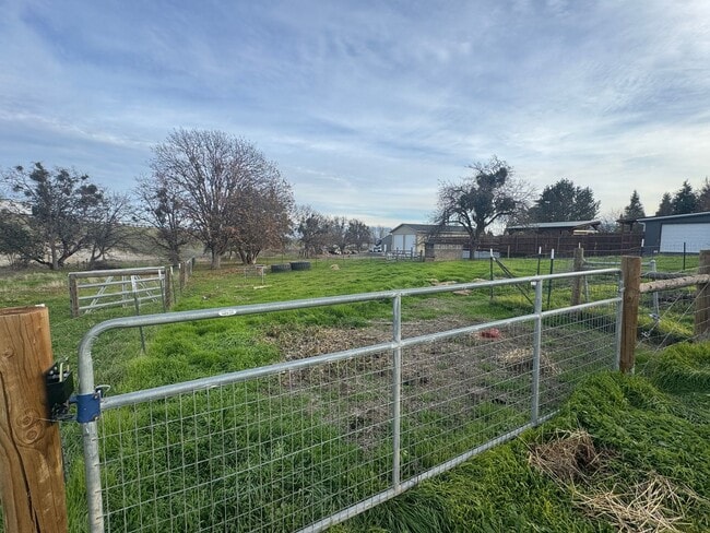 Building Photo - 2 Bedroom 2 Bath