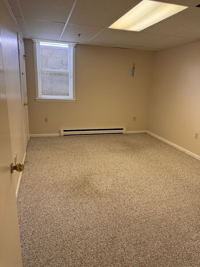 Building Photo - 5 Bedroom || 3 Bathroom Home with All Util...