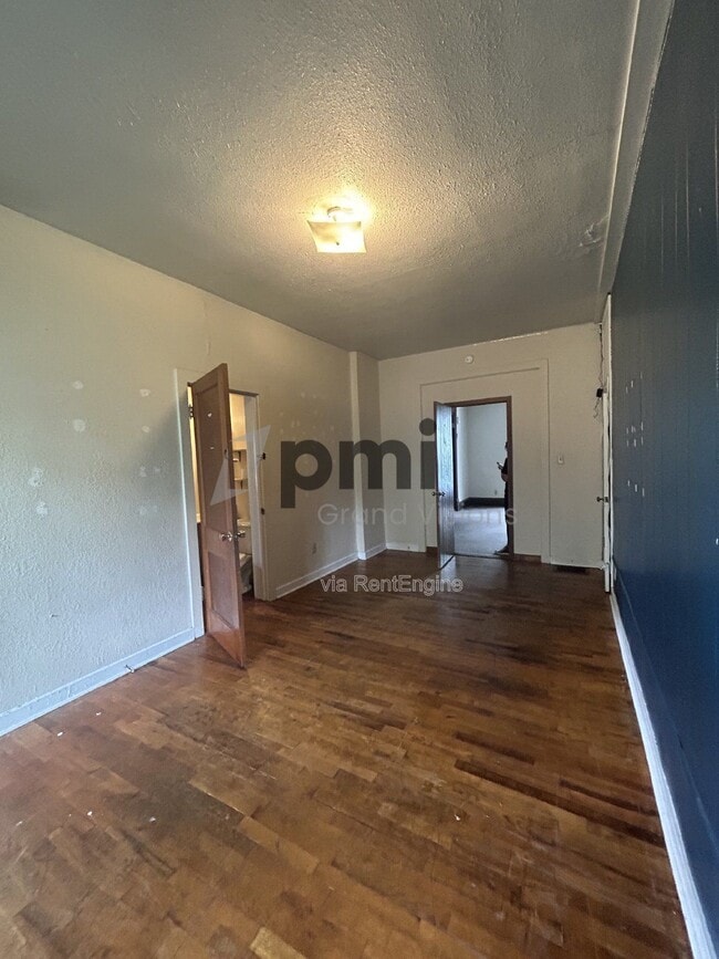 Building Photo - 1105 6th St