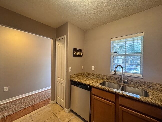 Building Photo - Summerfield Townhome