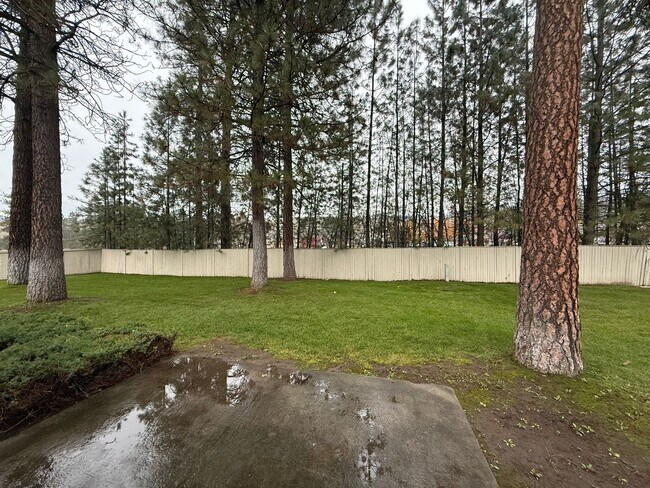 Building Photo - Stunning 3 Bed, 2 Bath Home near Riverside...