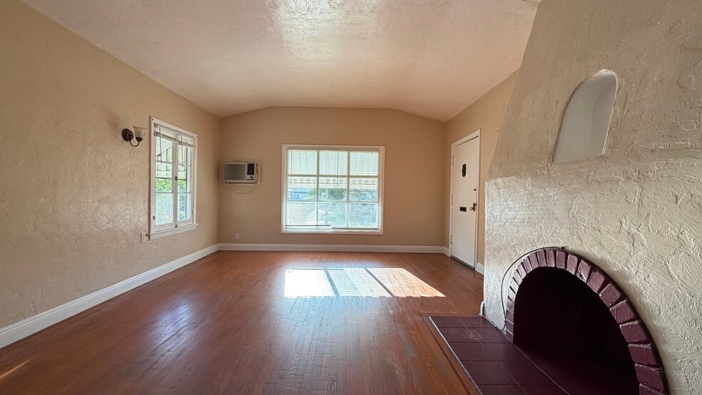 Building Photo - 1034 S 4th St