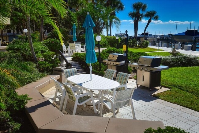 Building Photo - 690 Island Way