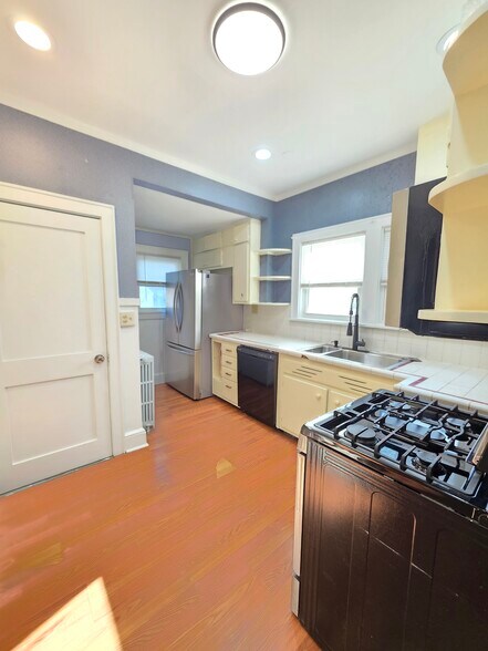 Building Photo - 1906 Burdett Ave