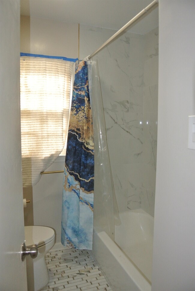 Building Photo - 1453 Colonial Rd