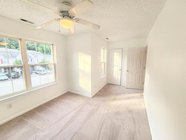 Building Photo - 125 Horse Run Dr