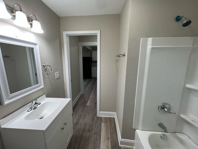 Building Photo - 3 Bedroom 1 Bathroom Home Located In Green...