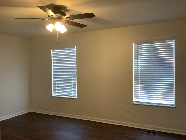 Building Photo - 109 Sandburg Dr