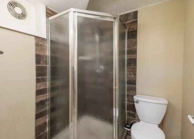 Building Photo - Charming 4-Bed Home with Gleaming Hardwood Floors & 2 Full Baths in Minneapolis!