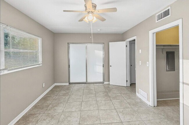 Building Photo - 12160 Croft Dr N