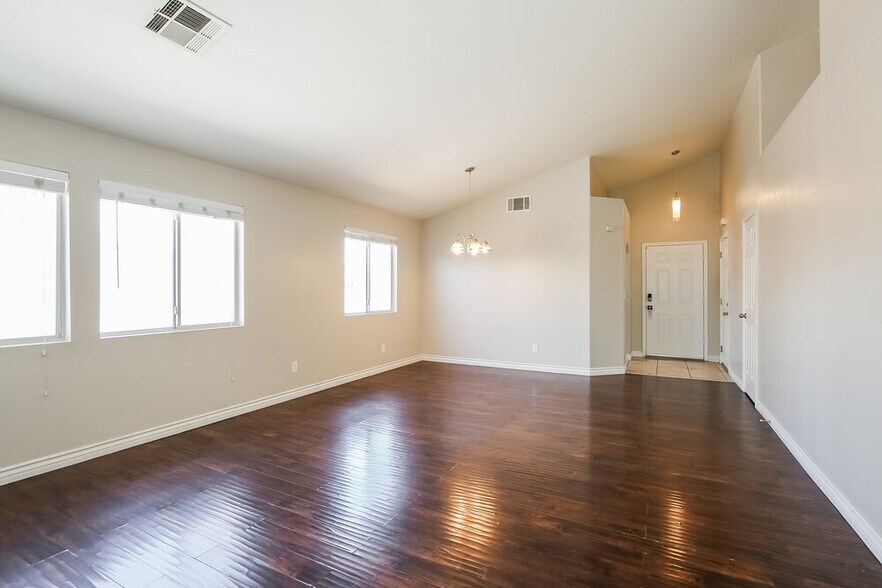 Building Photo - 4565 Savin Cir