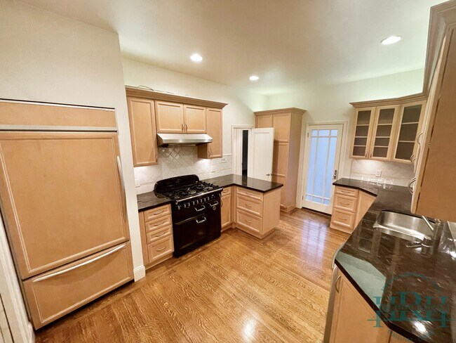 Building Photo - 1262 Sacramento St