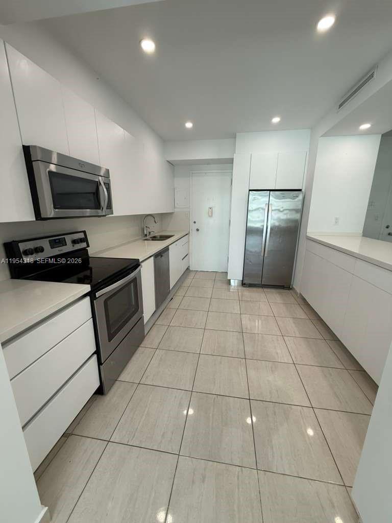 Building Photo - 5005 Collins Ave