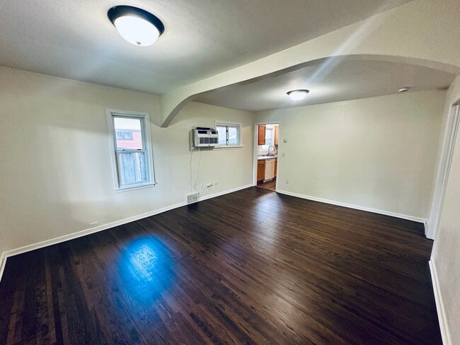 Building Photo - Elegant 2-Bedroom Single Family Home w/ Mo...