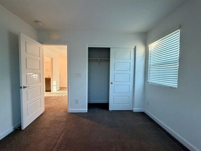 Building Photo - 3 BED 2.5 BATH 2 CAR GARAGE TOWNHOUSE IN CADENCE HENDERSON WITH LOFT