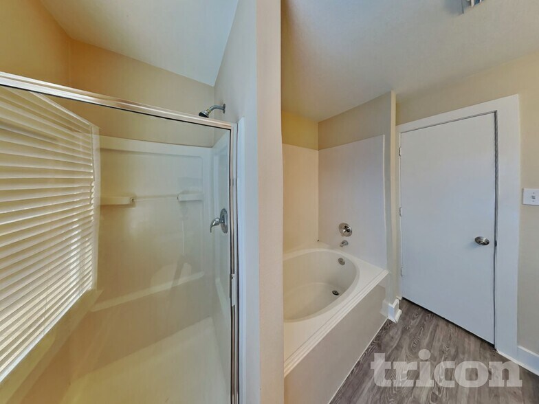 Building Photo - 823 Lightningbug Ln