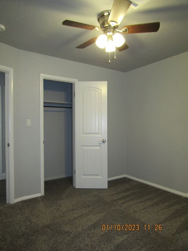 Building Photo - Great home located on the eastside, walking distance to MacArthur Schools.