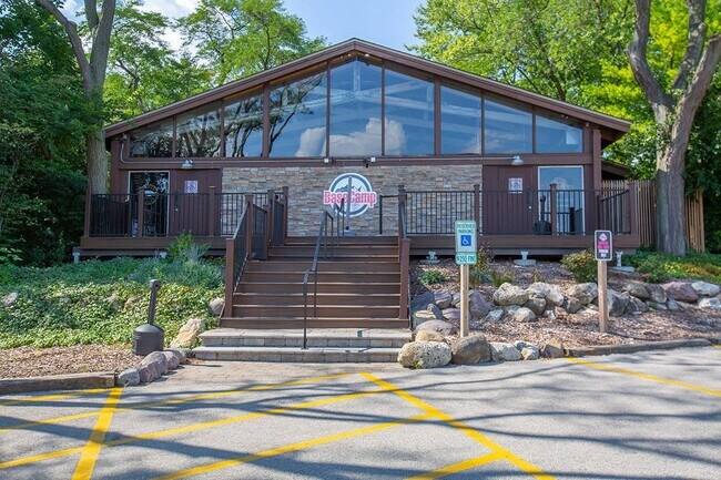 Building Photo - 5915 Meadow Dr