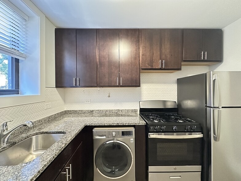 Building Photo - 913 Maple