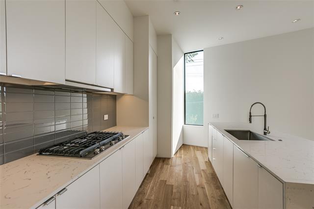 Building Photo - 2422 N Carroll Ave