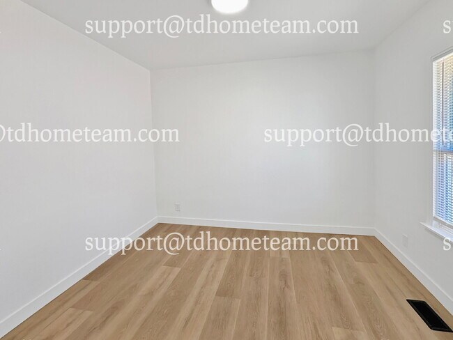 Building Photo - "Charming 3-Bed Home with 2 Baths in the H...
