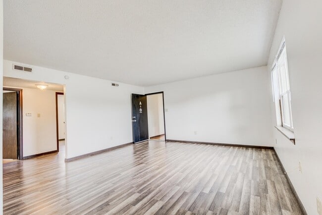 Building Photo - 406 W Southampton Dr