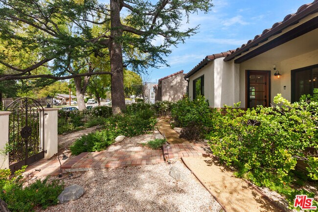 Building Photo - 1462 Mentone Ave