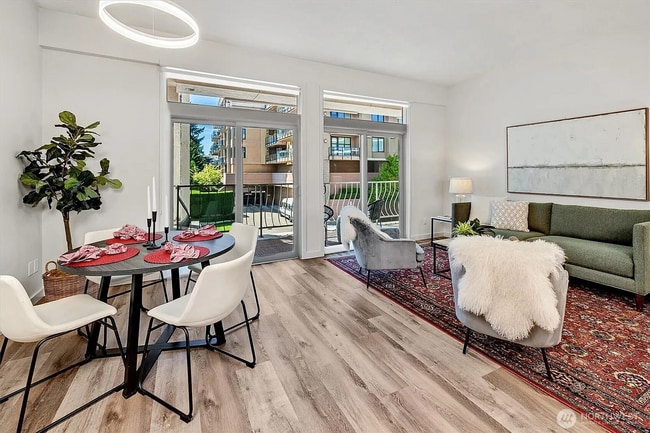 Building Photo - 2 Bed 1.5 Bath Condo Downtown Bellevue
