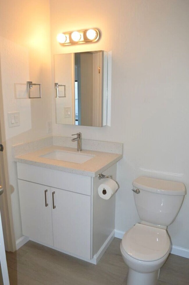 Building Photo - Nicely Updated Top Floor Unit with Bay View