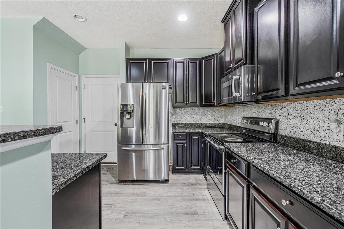Building Photo - 8059 Hinsdale Ln