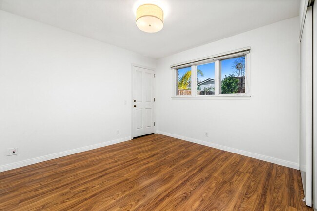 Building Photo - Spacious Two-Story 5 BD/3 BA Home in Desirable East Bluff Neighborhood