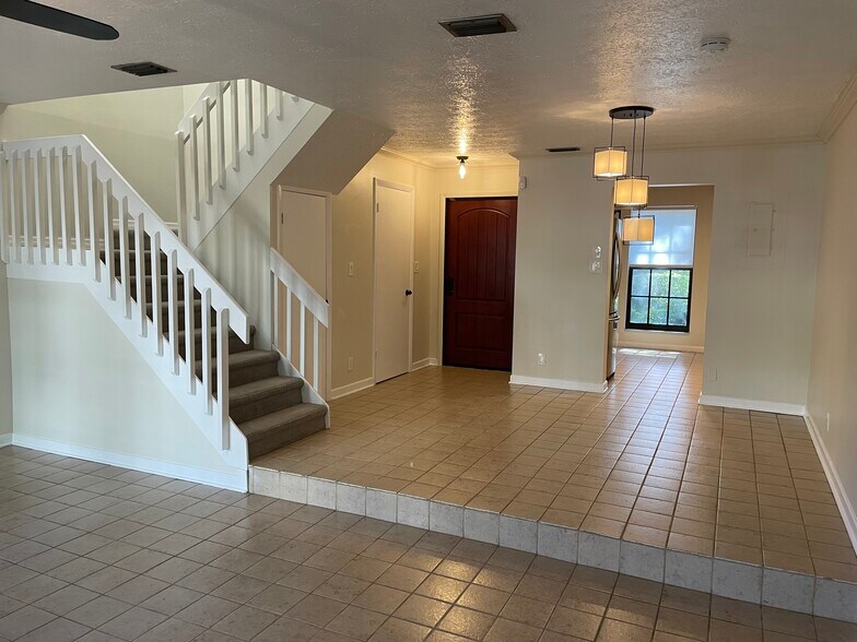 Dining Room/Entry - 810 SE 2nd St