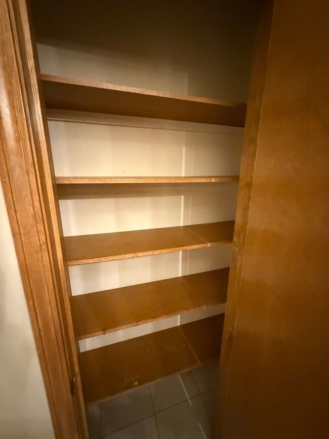Building Photo - 2 bed 2 bath duplex